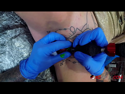 ❤️ Sully Savage-k izugarri tatuatu zuen klitorian tatuaje bat egin zuen ❤️❌ Pornografia gurean eu.porngifmag-com.ru ☑